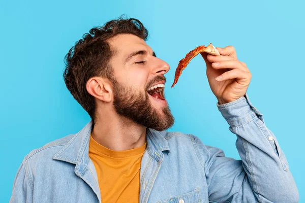 Fast Food Closeup Shot Hungry Guy Eating Pizza Holding Slice — Stock Photo, Image