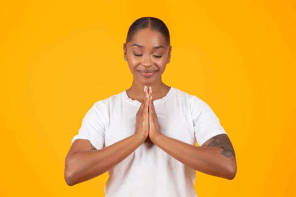 Černá Mladá Žena Modlí Drží Sepjaté Ruce Modlitební Gesto Pózování — Stock fotografie