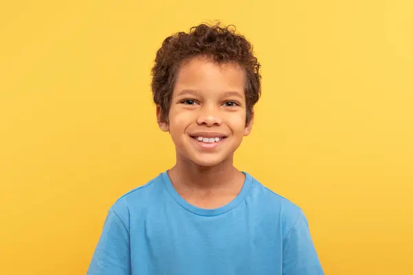 Porträt Eines Fröhlichen Jungen Mit Lockigem Haar Und Warmem Lächeln — Stockfoto