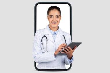 Dijital tabletli sevimli Avrupalı bir doktor, tele-sağlık hizmetleri ve kolajın erişilebilirliğini temsil eden akıllı telefon hatlarıyla çerçevelenmiş bir şekilde gülümsedi.