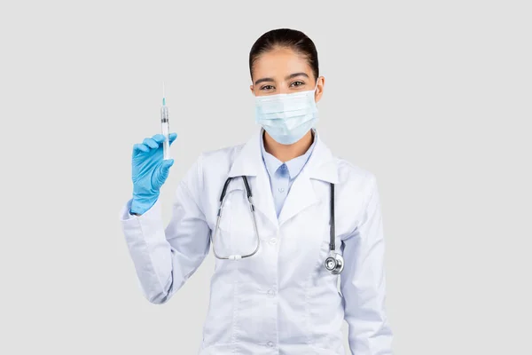 Selbstbewusste Europäische Ärztin Weißem Mantel Und Gesichtsmaske Hält Eine Spritze — Stockfoto