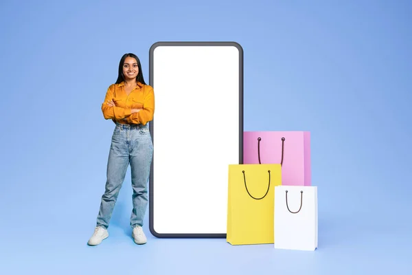 Shoppingerbjudande Indiska Unga Köpare Lady Crossing Händer Nära Tomma Smartphone — Stockfoto