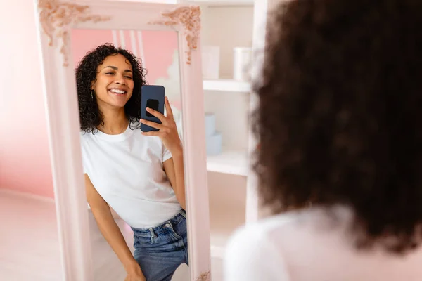 Alegre Joven Mujer Negra Con Pelo Rizado Captura Selfie Espejo —  Fotos de Stock