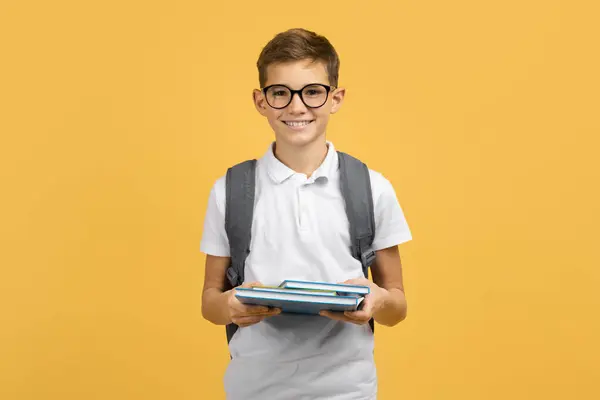 Šťastný Dospívající Chlapec Nosí Brýle Batoh Drží Sešity Dívá Kamery — Stock fotografie