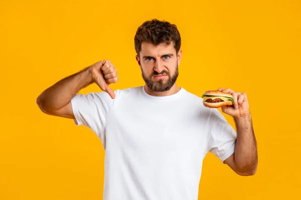 Dont Eat Junk Food Junger Mann Hält Burger Und Gestikuliert — Stockfoto