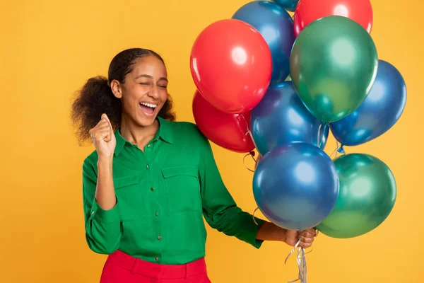 Adolescente Afro Américaine Posant Joyeusement Avec Des Ballons Hélium Festifs — Photo