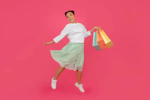 Shopping Day Concept Full Längd Glad Asiatisk Kvinnlig Hoppning Med — Stockfoto