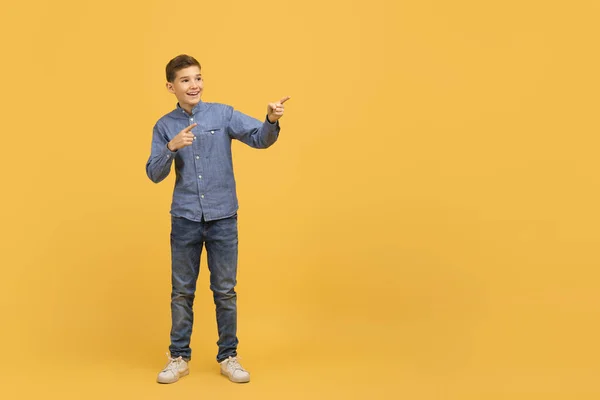 Nettes Angebot Fröhlicher Teenie Junge Der Mit Zwei Händen Auf — Stockfoto
