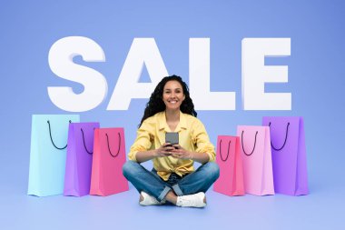 Alışveriş Teklifi. Akıllı Telefonlu Gülümseyen Orta Doğulu Sörf Satıcıları, Mavi Stüdyo Arkaplan Üzerinde Renkli Alışveriş Torbaları Üzerinde oturan Sözcük Satışı yapan Genç Bayan. Kolaj