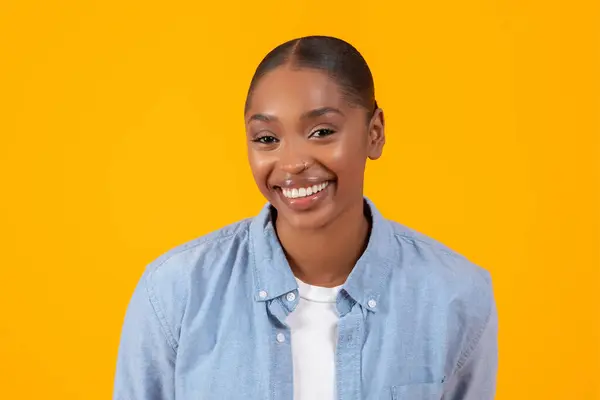 Snímek Hlavy Krásné Afroameričanky Džínové Košili Sebevědomě Usmívající Přes Žluté — Stock fotografie