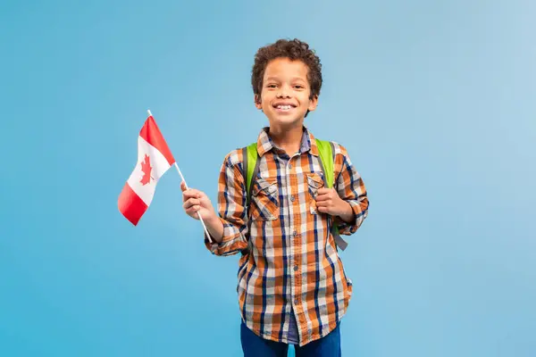 Radostný Školák Držící Kanadskou Vlajku Jasným Úsměvem Oblečený Kostkované Košili — Stock fotografie