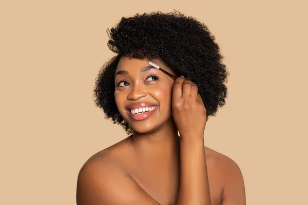 Fröhliche Afroamerikanerin Die Ihre Augenbrauen Mit Pinsel Perfektioniert Und Vor — Stockfoto