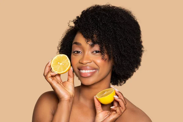 Entzückte Afroamerikanerin Mit Frischen Zitronenhälften Vor Ihrem Gesicht Die Auf — Stockfoto