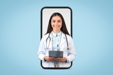 Beyaz önlüklü, elinde tablet olan beyaz önlüklü, mavi arka planda izole edilmiş beyaz kadın doktor. Tıbbi sağlık uygulaması, online danışma önerilir
