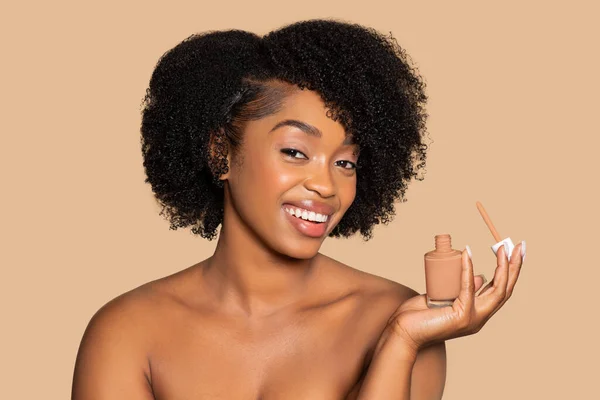 Veselá Mladá Afroameričanka Představující Láhev Tekutého Základu Aplikační Hůlkou Ilustrující — Stock fotografie