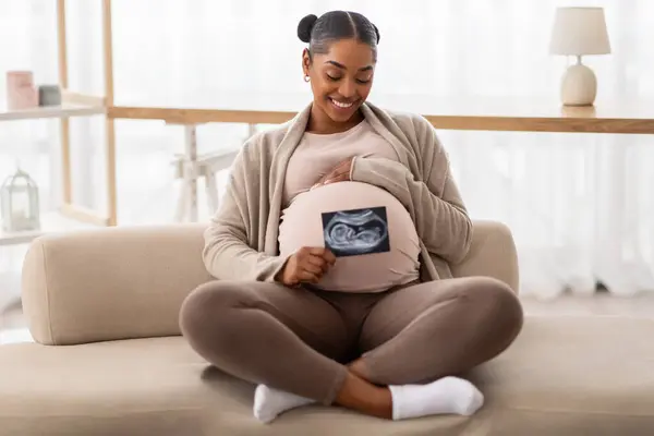 Happy Black Pregnant Woman Sitting Couch Her Baby Sonography Photo — Stock Photo, Image