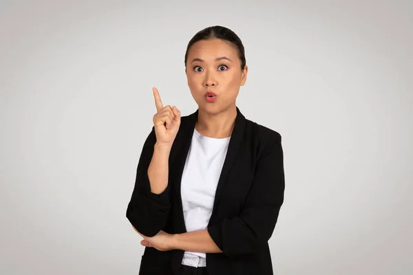 Surprise Femme Affaires Asiatique Dans Blazer Noir Pointant Vers Haut — Photo