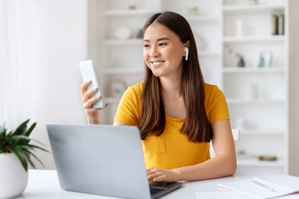 Lächeln Asiatische Frau Multitasking Mit Smartphone Und Laptop Homeoffice Glückliche — Stockfoto