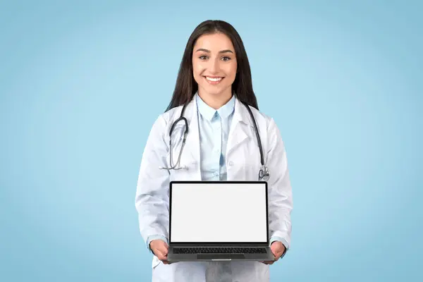 Mavi Stüdyo Arka Planında Duran Boş Ekran Reklamı Online Tıbbi — Stok fotoğraf