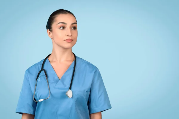 Portrait Einer Europäischen Krankenschwester Die Posiert Und Den Freien Raum — Stockfoto