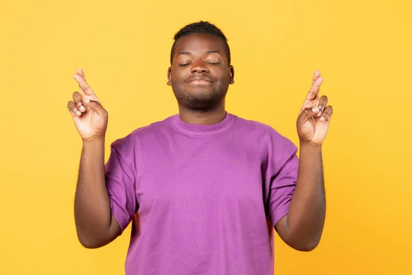 Portrait African American Guy Purple Shirt Crossing Fingers Luck Posing — Stock Photo, Image