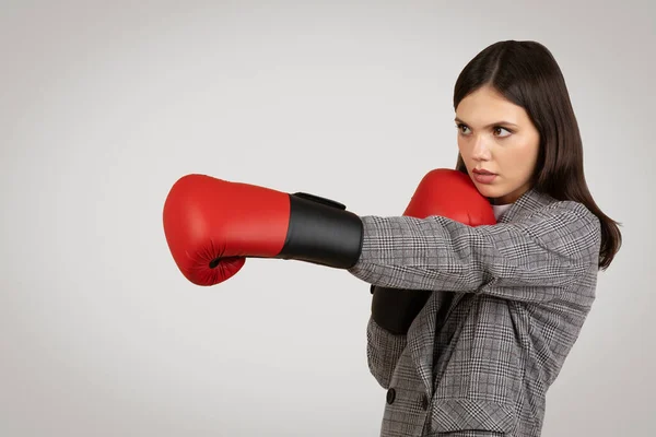 Empresária Séria Terno Xadrez Adotando Posição Defensiva Boxe Pronta Para — Fotografia de Stock