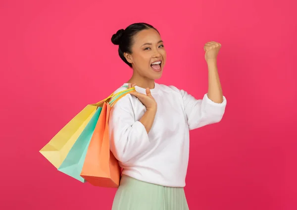 Stora Rabatter Glad Ung Asiatisk Shopper Kvinna Som Bär Färgglada — Stockfoto