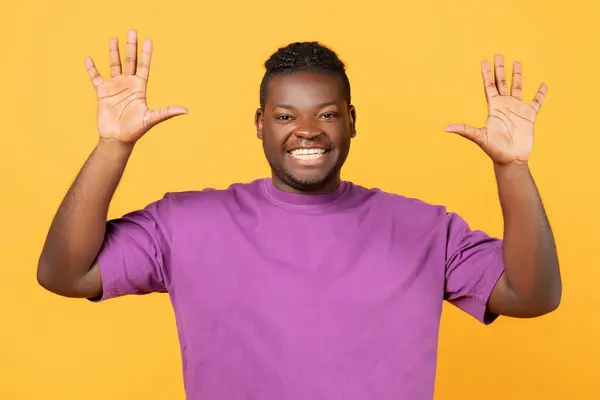 Vreugdevolle Afro Amerikaanse Man Met Twee Handen Nummer Tien Open — Stockfoto