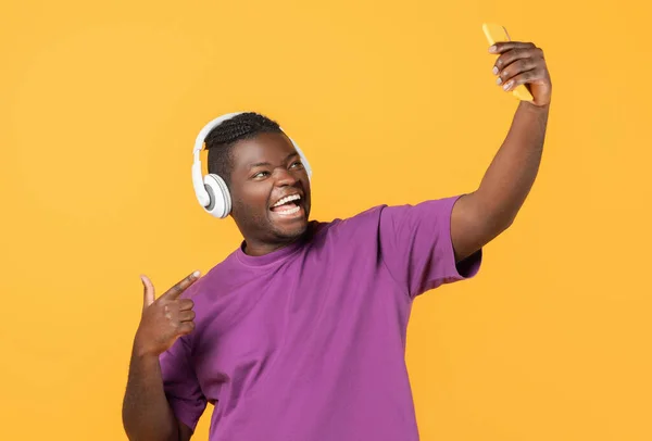 Alegre Hombre Afroamericano Camiseta Púrpura Haciendo Selfie Teléfono Inteligente Con — Foto de Stock