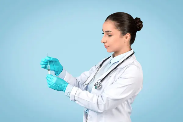 Konzentrierte Junge Ärztin Weißem Laborkittel Und Handschuhen Bereitet Spritze Sorgfältig — Stockfoto