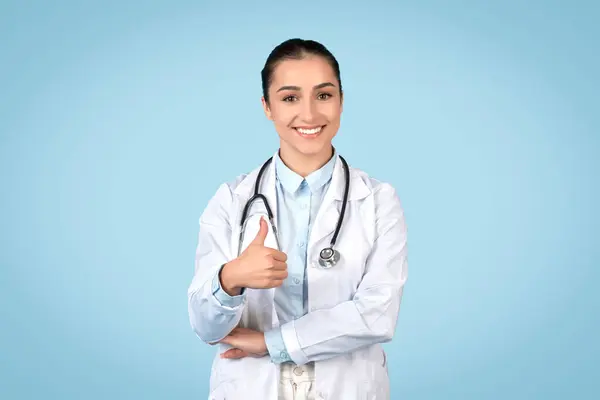Glückliche Junge Ärztin Mit Stethoskop Den Hals Daumen Hoch Und — Stockfoto