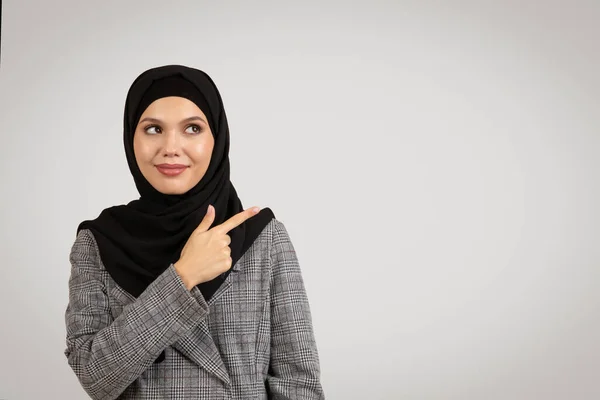 Atractivo Mujer Que Usa Hijab Atuendo Negocios Apuntando Hacia Lado —  Fotos de Stock