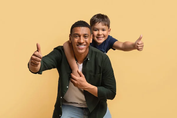 Feliz Negro Hombre Tener Divertido Posando Con Lindo Niño Preadolescente —  Fotos de Stock