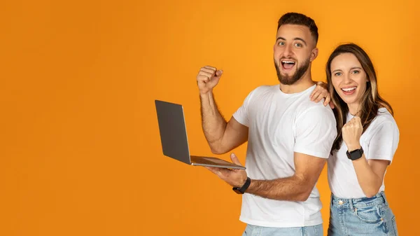 Gelukkige Zelfverzekerde Jonge Europese Man Vrouw Winnaars Casual Gebruik Laptop — Stockfoto