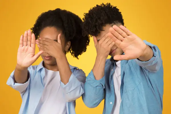 Due Giovani Individui Afroamericani Signora Ragazzo Mettono Atto Giocosamente Non — Foto Stock