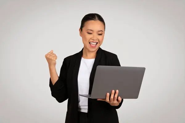 Coşkulu Asyalı Kadını Elinde Dizüstü Bilgisayarla Başarıyı Kutluyor Başarıyı Mutluluğu — Stok fotoğraf
