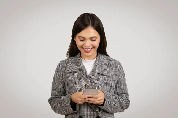 Empresária Conteúdo Elegante Blazer Quadriculado Focado Seu Smartphone Possivelmente Mensagens — Fotografia de Stock