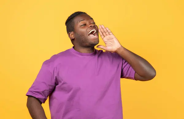 Black Guy Purple Shirt Schreeuwen Kijken Opzij Terwijl Het Houden — Stockfoto