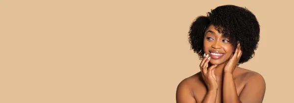 Zářící Afroameričanka Přirozenými Afro Vlasy Vřele Usmívá Něžně Oběma Rukama — Stock fotografie