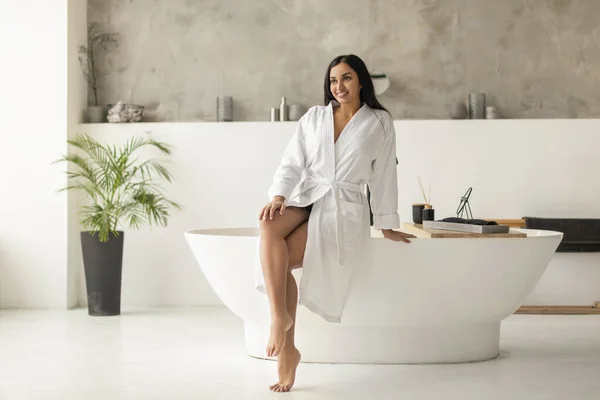 Atractiva Mujer India Joven Con Albornoz Blanco Posando Baño Moderno — Foto de Stock