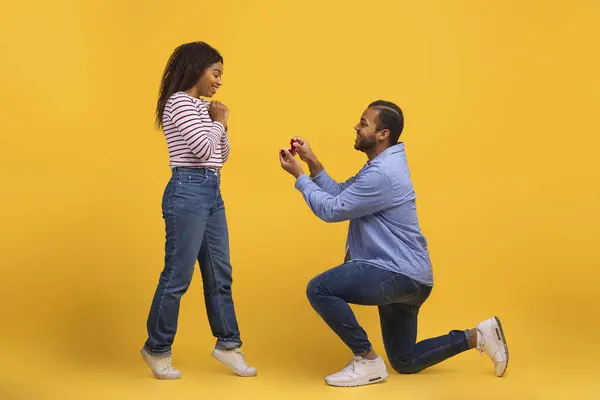 Romantik Genç Siyahi Adam Diz Çöküp Kız Arkadaşına Evlenme Teklif — Stok fotoğraf