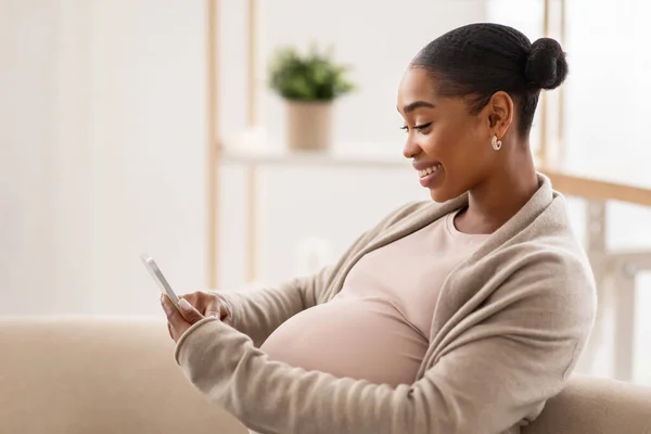 Krásný Mladý Africký Američan Očekává Dáma Budoucí Matka Pomocí Mobilního — Stock fotografie