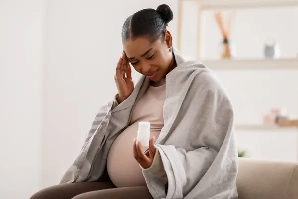 Enfermo Joven Mujer Embarazada Negro Cubierto Manta Caliente Sentado Sofá —  Fotos de Stock