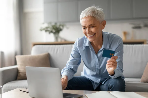 European Senior Lady Smiling While Shopping Browsing Webstores Laptop Holding — Stock Photo, Image