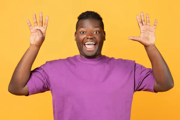 Spännande Afroamerikansk Man Upp Båda Händerna Visar Nummer Nio Öppna — Stockfoto