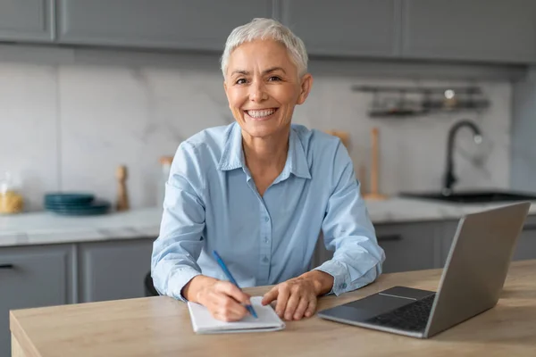 Dizüstü Bilgisayarda Oturan Mutfak Masasında Ödev Yazan Mutlu Kadını Işten — Stok fotoğraf