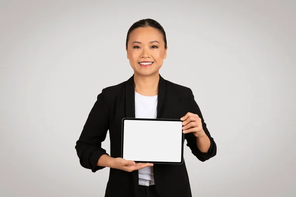 Dost Canlısı Asyalı Kadını Gülümseyerek Dijital Tableti Boş Bir Ekranla — Stok fotoğraf