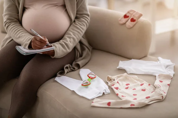 Hamile Siyah Bir Kadının Doğum Hastanesine Hazırlanması Bebek Eşyaları Paketlemesi — Stok fotoğraf