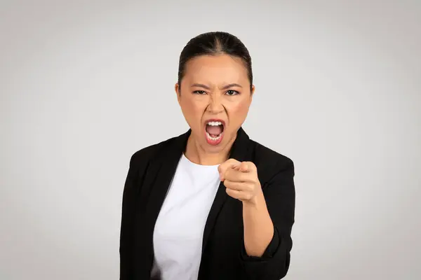 Zły Azjatycki Bizneswoman Wskazując Oskarżająco Wściekłym Wyrażeniem Symbolizującym Konflikt Wina — Zdjęcie stockowe