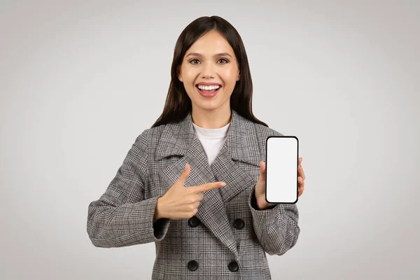 Jovem Empresária Feliz Apresentando Telefone Celular Com Tela Branco Adequado — Fotografia de Stock